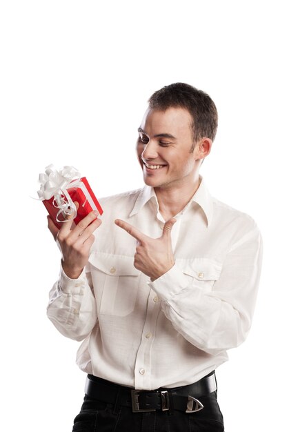 Foto hombre sonriente apuntando a regalo sobre blanco