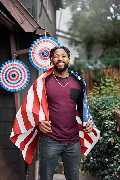 Hombre sonriente con bandera de estados unidos tiro medio