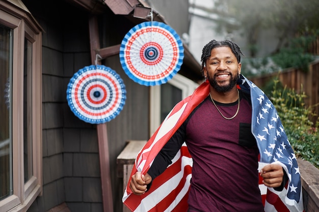 Hombre sonriente con bandera tiro medio