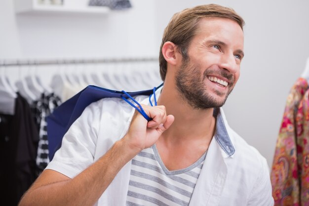 Hombre sonriente con bolsa de compras