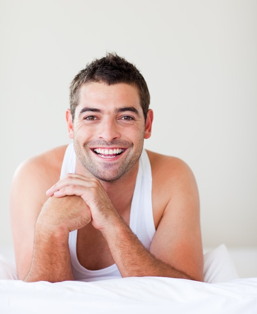 Hombre sonriente en la cama