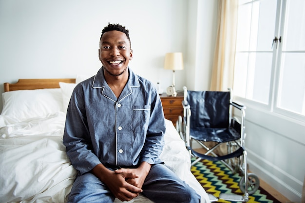 Un hombre sonriente en la cama