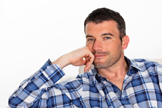 Foto hombre sonriente en camisa a cuadros