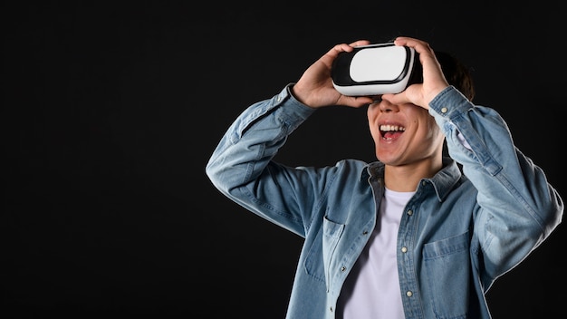 Hombre sonriente con casco de realidad virtual