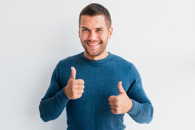 Hombre sonriente dar señal ok a la cámara