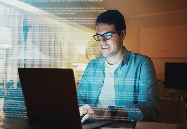 Hombre sonriente disfrutando de la navegación en la computadora portátil durante la noche