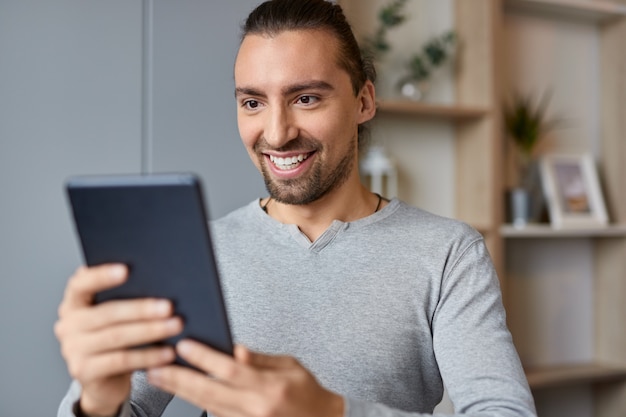 Hombre sonriente está haciendo una videollamada