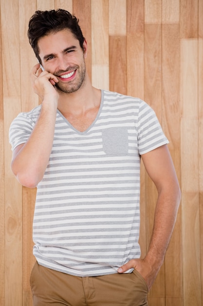 Hombre sonriente hablando por teléfono