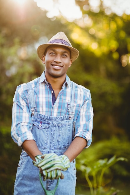 Foto hombre sonriente en el jardín mirando a otro lado