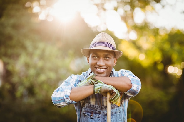 Hombre sonriente en el jardín mirando a otro lado