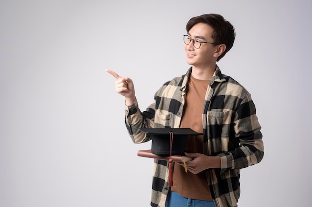 Hombre sonriente joven con sombrero de graduación educación y concepto universitariox9