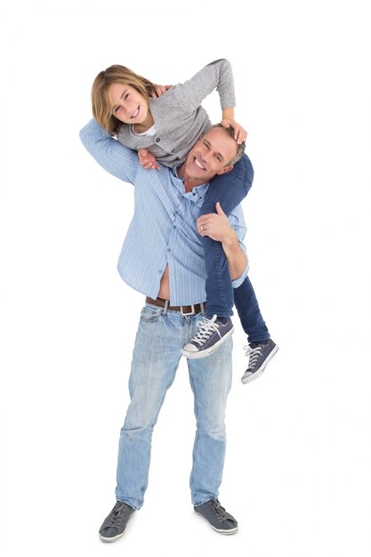 Hombre sonriente llevando a hijo sobre sus hombros