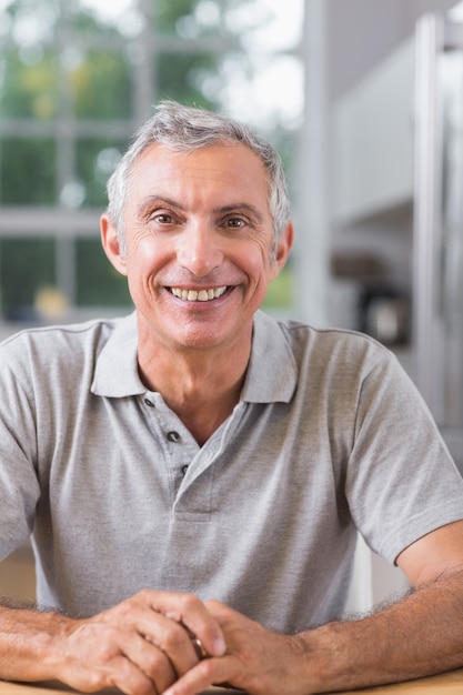 Foto hombre sonriente mirando la cámara