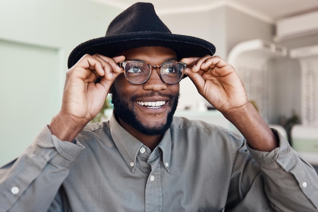 Hombre sonriente de moda con anteojos comprando nuevos anteojos y comprando nuevos marcos en el chequeo del optometrista Cara de un alegre y elegante marco masculino en una oficina óptica