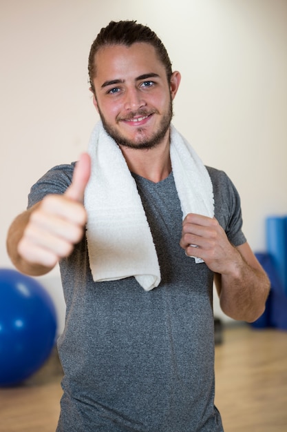 Foto hombre sonriente mostrando los pulgares para arriba