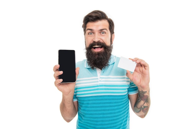 Hombre sonriente paga en línea en la foto de fondo del hombre paga en línea con tarjeta y teléfono