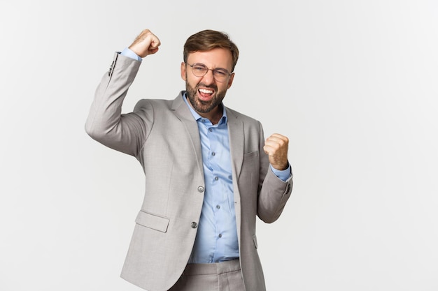 Foto hombre sonriente de pie contra un fondo blanco