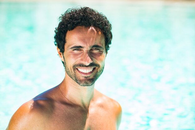 Hombre sonriente en una piscina