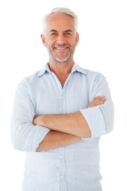 Hombre sonriente posando con los brazos cruzados