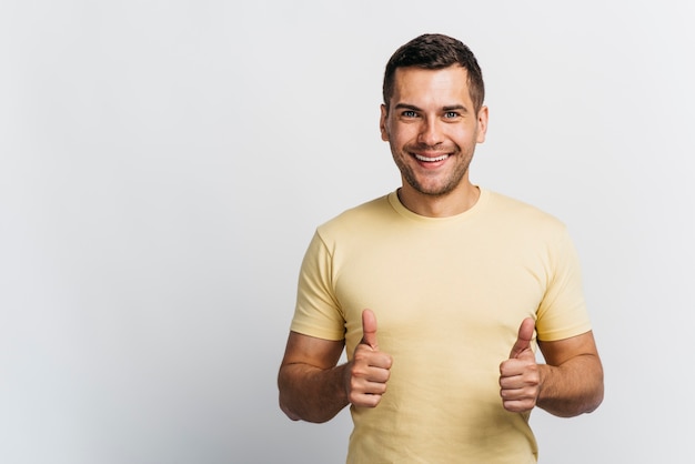 Hombre sonriente que le gusta una idea con espacio de copia