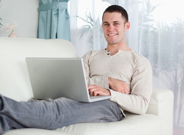 Hombre sonriente que trabaja con su cuaderno