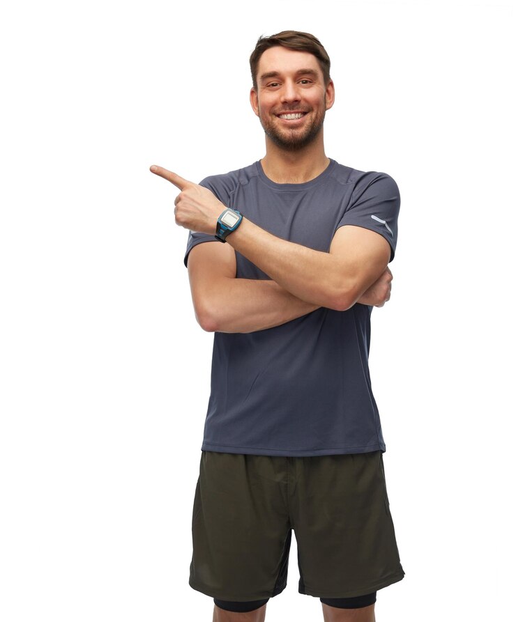 Foto hombre sonriente con reloj inteligente o rastreador de fitness