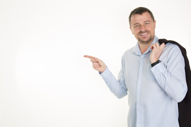 Hombre sonriente señala con los dedos en el lado derecho aislado