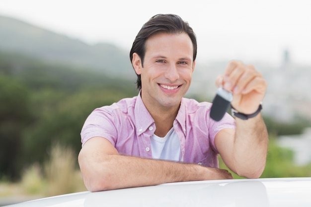 Hombre sonriente sosteniendo la llave