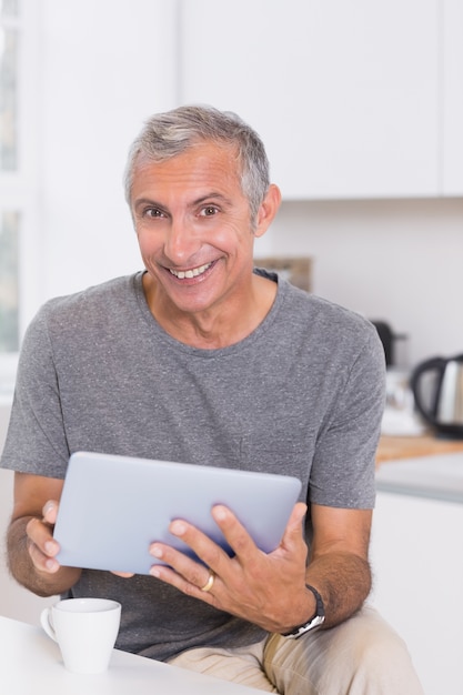 Hombre sonriente con su tableta digital