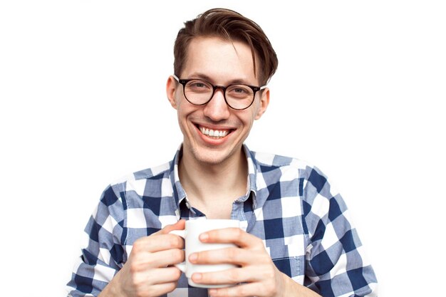 Hombre sonriente con taza