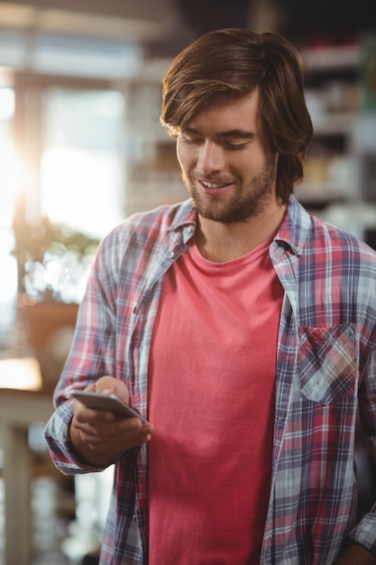 hombre sonriente mediante teléfono móvil