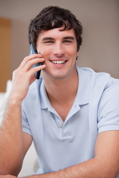 Hombre sonriente en el teléfono móvil