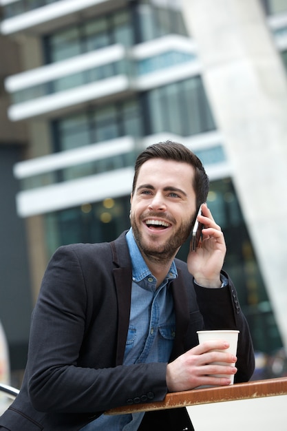 Hombre sonriente con teléfono móvil