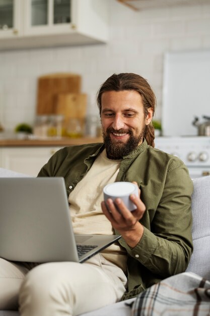 Hombre sonriente de tiro medio con altavoz inteligente