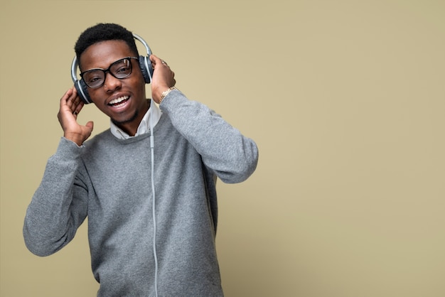 Hombre sonriente de tiro medio con audífonos