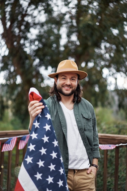 Hombre sonriente de tiro medio con bandera de estados unidos