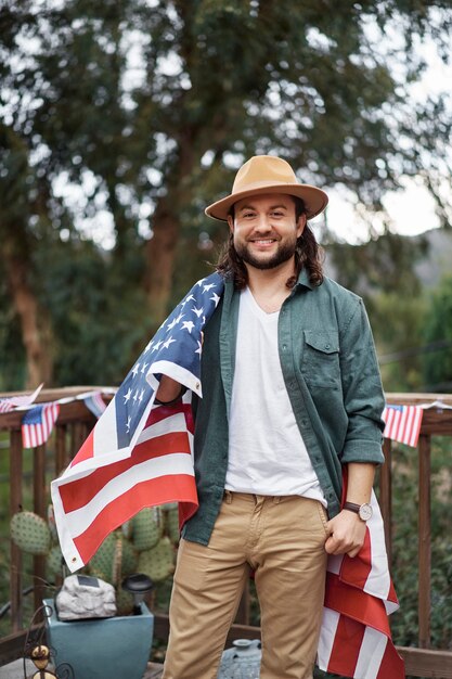 Hombre sonriente de tiro medio con bandera