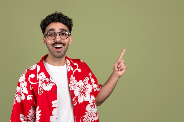 Hombre sonriente de tiro medio con camisa hawaiana