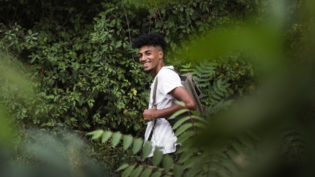 Foto hombre sonriente de tiro medio con mochila