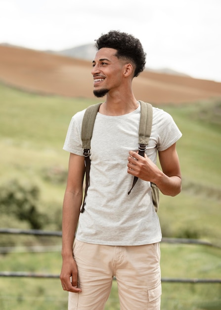 Hombre sonriente de tiro medio con mochila