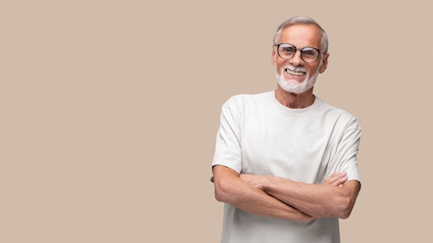 Foto hombre sonriente de tiro medio posando