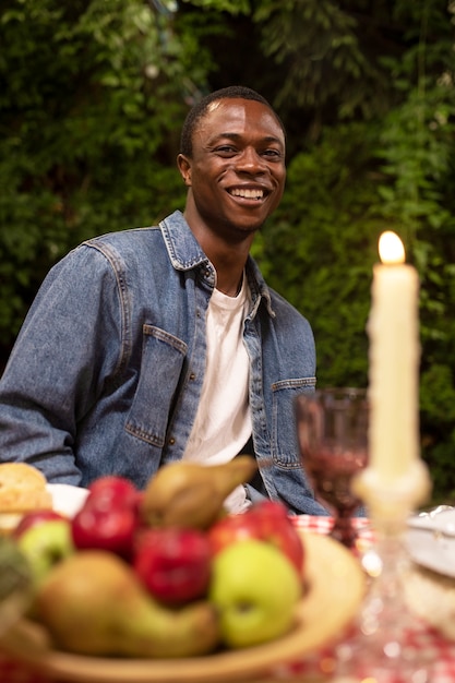 Foto hombre sonriente de tiro medio sentado en la mesa