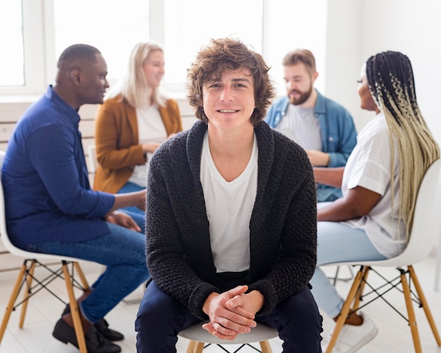 Foto hombre sonriente de tiro medio en silla