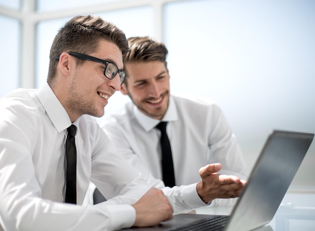 Hombre sonriente trabajando en la oficina Concepto de gente joven usando dispositivos Fondo borroso Recortado