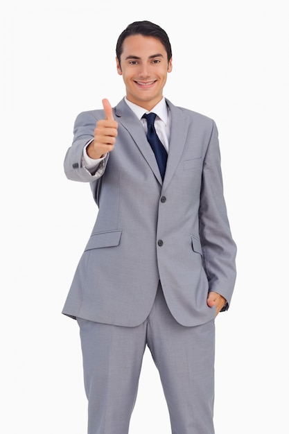 Hombre sonriente con traje el pulgar arriba