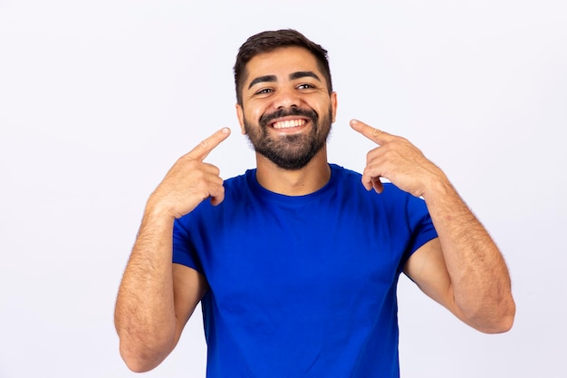 Hombre con sonrisa perfecta Chico guapo con dientes sanos y perfectos