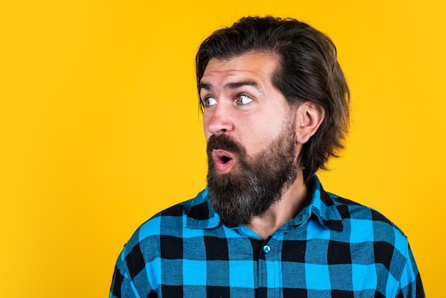 Hombre sorprendido sin afeitar con barba exuberante y bigote barbería