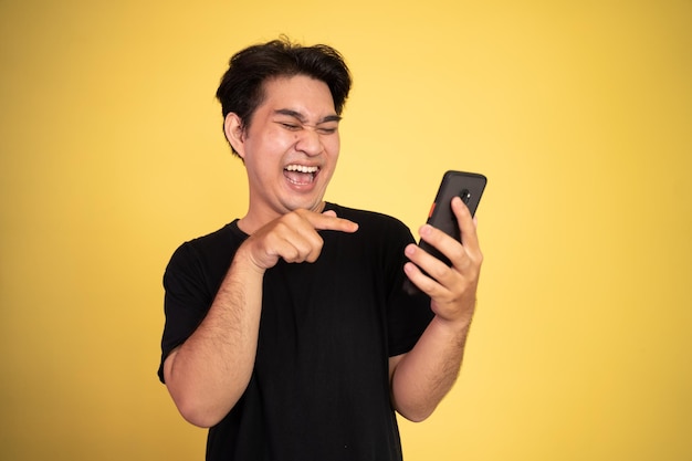 Hombre sorprendido al mirar un teléfono móvil en