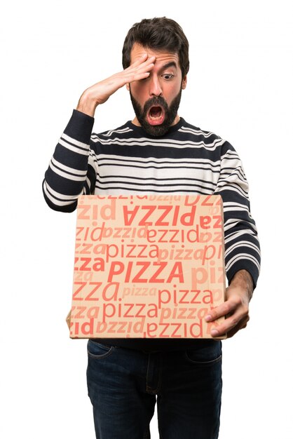 Hombre sorprendido con barba con pizzas