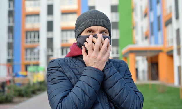 Hombre sorprendido en la calle con una mascarilla